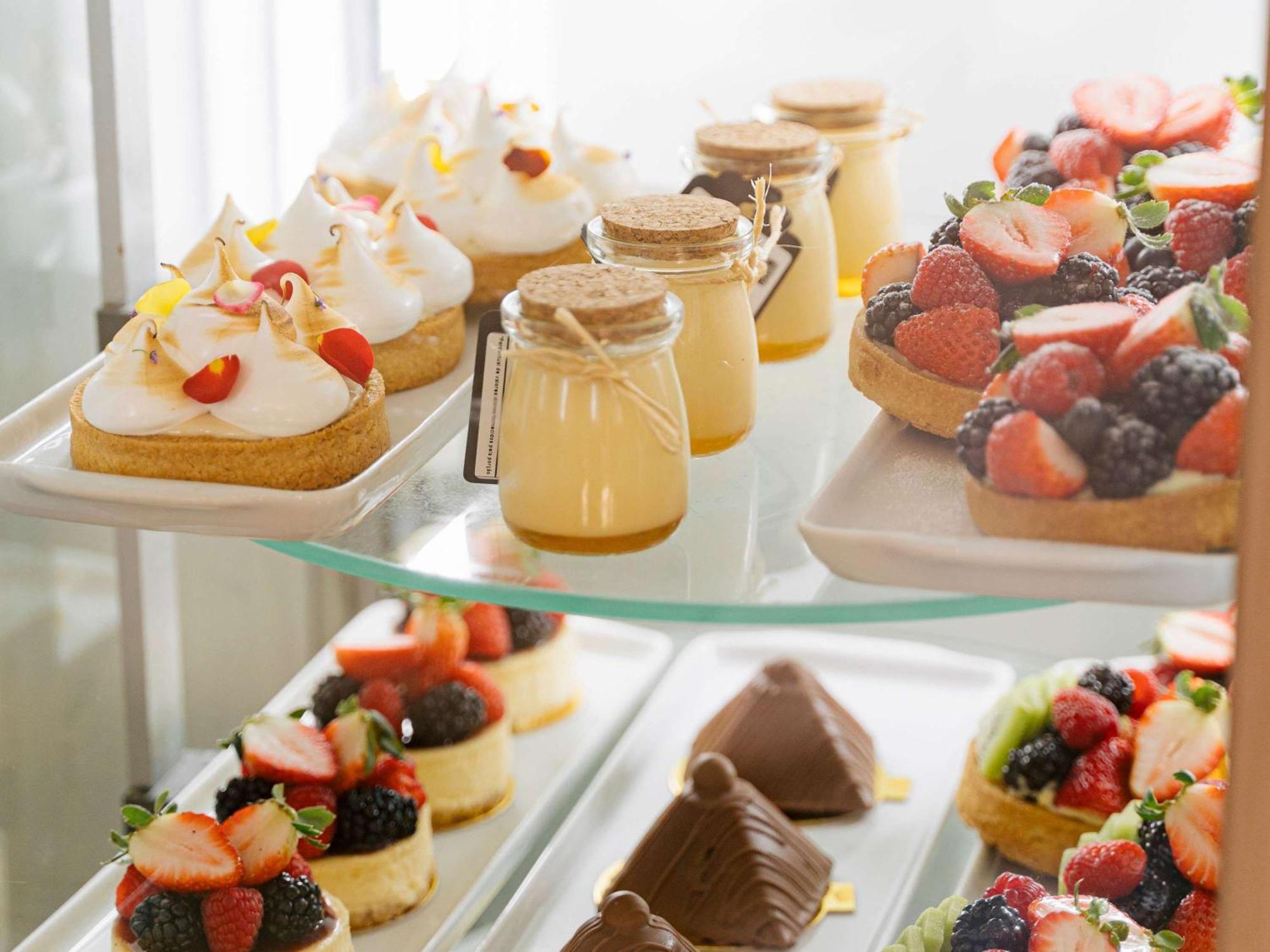 Grand Mercure Sao Paulo Ibirapuera Eksteriør bilde A display case of pastries
